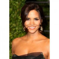 /album/galeria/a542-halle-berry-perfecta-con-un-recogido-con-mechones-suelto-t3-jpg/